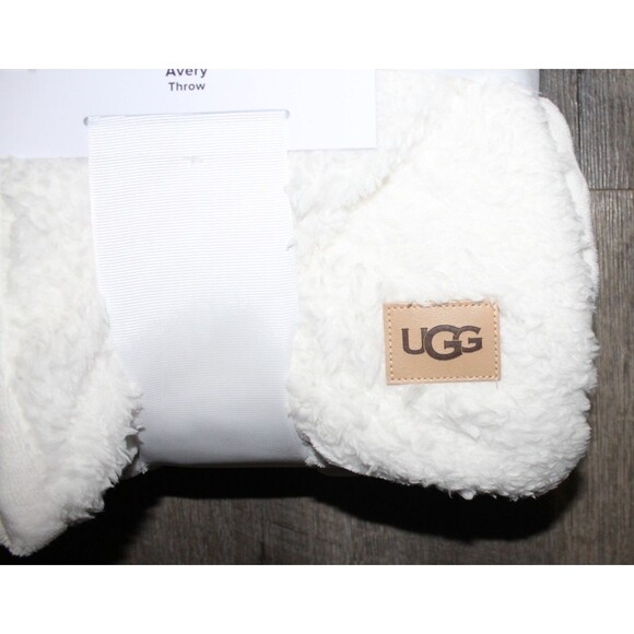 NWT UGG REVERSIBLE VELVET PLUSH SHERPA LINED THROW SNOW WHITE 50‎ X 70 - Picture 2 of 4